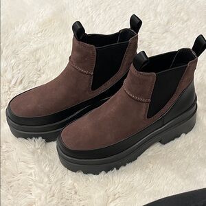 *NWT* UGG Women's Brisbane Brown
Platform Chelsea Boot